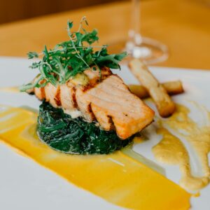 Pan-Seared Salmon with Spinach and Lemon Sauce